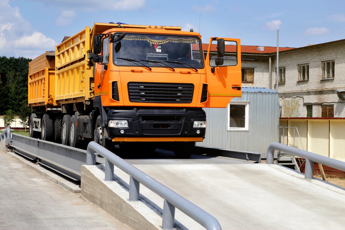 A truck on a platform, demonstrating the role of electronic weighbridges in logistics and transportation.