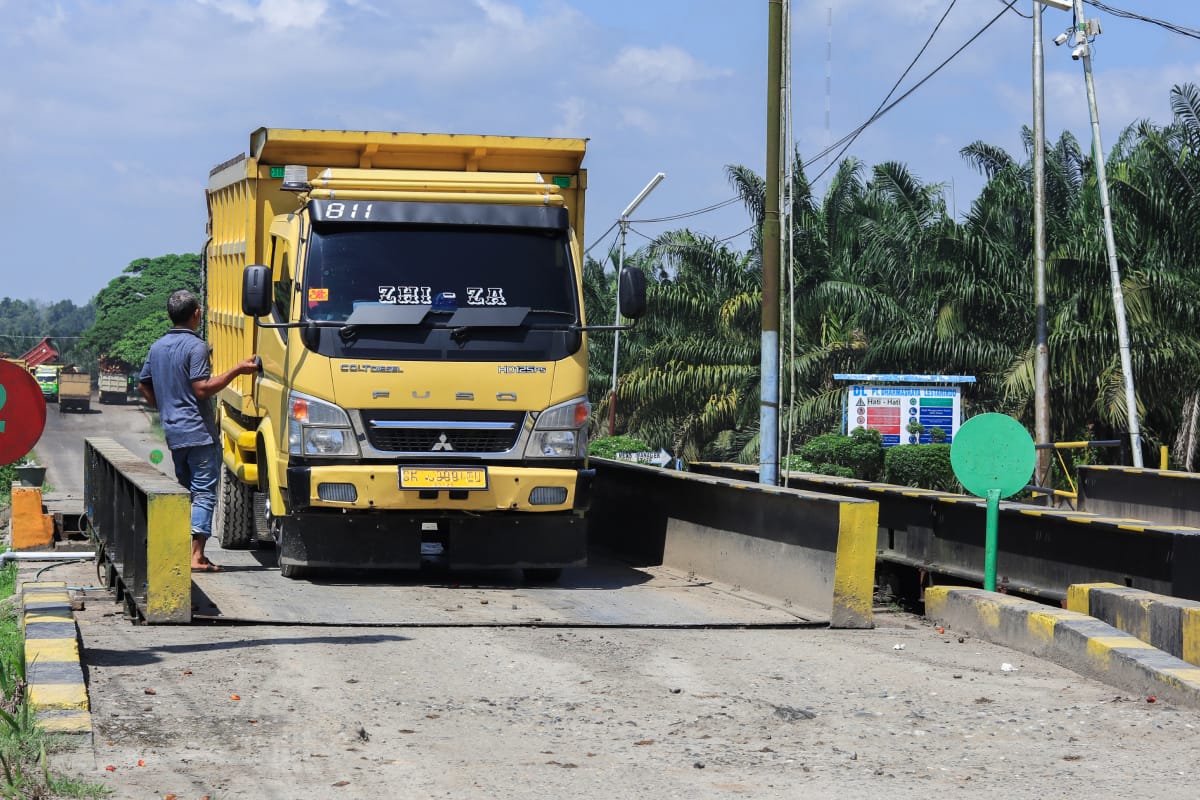 A dump truck at a weighbridge highlights the role of weighbridge in construction industry.